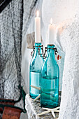 Blaue Bügelflaschen als Kerzenhalter
