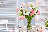 Blumenstrauß mit Ritterstern (Hippeastrum) und Tulpen (Tulipa)