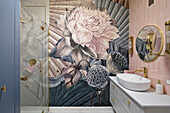 Waschtisch und Duschbereich im Bad mit großformatiger Blumentapete