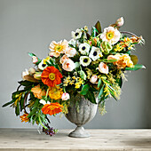 Sommerblumen in einer kunstvollen Vase