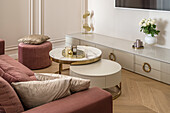 Polstersofa mit Kissen, Couchtische, Lowboard und Fernseher in elegantem Wohnzimmer