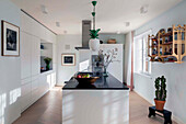 Elegante weiße Küche, Kücheninsel mit schwarzer Granitplatte