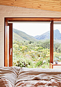 Schlafzimmer mit Blick auf Berglandschaft