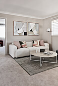 Moodernes Wohnzimmer mit cremefarbenem Sofa und Marmor-Couchtisch
