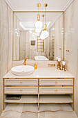Luxuriöses Badezimmer in Beige mit goldenen Accessoires und Marmor