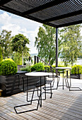 Terrasse mit minimalistischen Möbeln, Blick auf See
