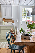 Holztisch mit Blumen, Wohnküche im Landhausstil