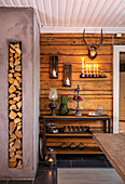 Rustikale Holzwand mit dekorativer Beleuchtung