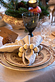 Festlich gedeckter Tisch mit Serviettenring und Weihnachtsdekoration