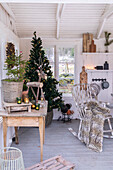 Weihnachtlich geschmückter rustikaler Raum mit Tannenbaum