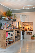 Rustikale Kücheneinrichtung mit Holzmöbeln und weihnachtlicher Dekoration
