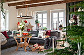 Wohnzimmer mit weihnachtlicher Dekoration