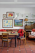 Gemütliches Essbereich mit Holztisch, Bildergalerie und Klavier