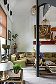 Gemütliches Wohnzimmer mit grünem Ledersofa und dekorativen Elementen