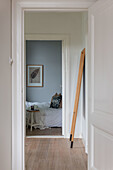 Blick durch offene Tür auf Schlafzimmer mit hellblauer Wand