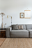 Minimalistisches Wohnzimmer mit grauem Sofa