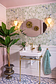 Badezimmer mit floraler Tapete und Vintage-Waschtisch
