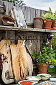Rustikale Gartendeko mit Holzelementen und hängenden Glühbirnen