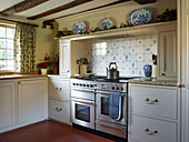 Landhausküche mit blau-weißen Fliesen und traditioneller Dekoration