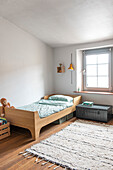 Holzbett mit Bettwäsche in Mint, Kinderzimmer