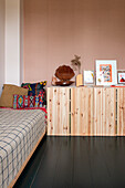 Holzkommode im Schlafzimmer mit Ethno-Dekoration