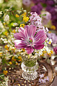 Blumenstrauß aus Tulpen (Tulipa), Maiglöckchen (Convallaria), Flieder (Syringa)