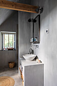 Modernes Badezimmer in Betonoptik mit Holzbalken