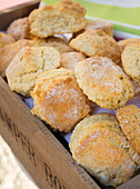 Selbstgebackene Scones in einer rustikalen Holzkiste