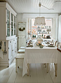 Laid Christmas table in white with a shabby chic ambience