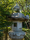 Japanischer Garten im Herbst mit Stein-Skulptur