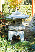 Japanischer Garten im Herbst, kleine Tempelskulptur