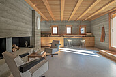 Modernes Wohnzimmer mit Betonwänden und Holzdecke