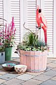 Miniteich mit Pflanzen und dekorativem Vogel auf der Terrasse