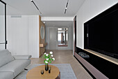 Minimalistisches Wohnzimmer mit Holzelementen und neutralem Farbschema