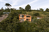 Modernes Holzhaus in Hanglage, umgeben von Grün, Ecuador 2023