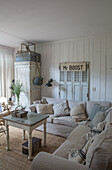 Ecksofa mit Leinenkissen in Wohnzimmer im Shabby-Chic-Stil