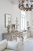 Wohnzimmer im Shabby-Chic-Stil mit antikem Konsolentisch und Dekoration