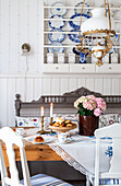 Traditionelles norwegisches Frühstück mit Brötchen auf Holztisch