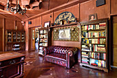 Traditionelle Bibliothek mit Chesterfield-Sofa und chinesischem Wanddekor