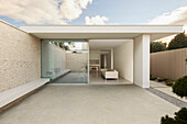 Blick auf minimalistischen Wohnbereich und Schiebetür aus Glas