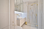 Modernes Badezimmer mit Glasdusche und marmorierten Wänden in Warschau