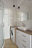 Badezimmer mit Duschkabine und Waschmaschine in Nowa Praga, Warschau