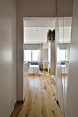 Blick in ein Studio mit Holzfußboden und Spiegelschrank