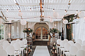 Dekorierte Zeremoniehalle mit Lampions und Blumenschmuck für eine Hochzeit