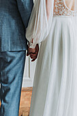 Händchen haltendes Brautpaar