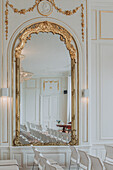 Goldener Spiegel und Stuckverzierung im barocken Stil in einem Standesamt