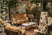 Rustikale Sitzecke im Gartenhaus mit Vintage-Möbeln und Pflanzen
