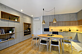 Moderne Küche in Holz- und Betonoptik mit Esstisch und integriertem Regalsystem