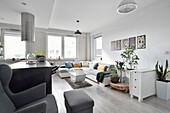 Helles Wohnzimmer mit modernen Möbeln und Kücheninsel