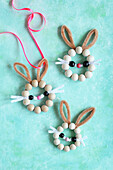 DIY Easter decoration: bunny pendant made from wooden beads and pipe cleaners